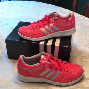 Adidas Niraya Training shoes size 7.5 (NEW)